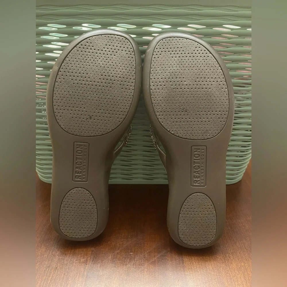 NWOT Kenneth Cole Reaction Women's Silver Sandals - Picture 8 of 9